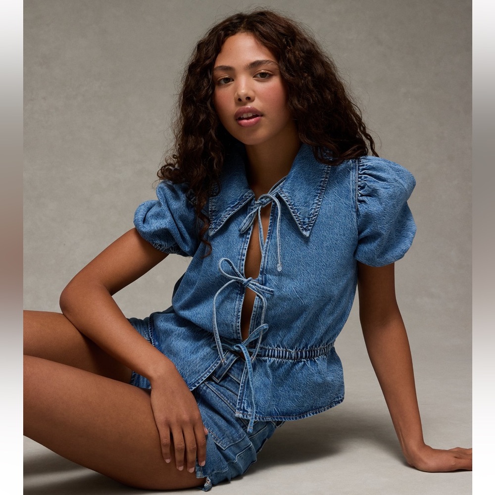 ❌SOLD❌ AE Denim Collared Puff Sleeve Tie
Front Shirt